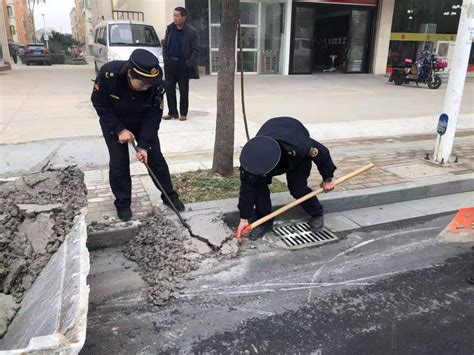 清理私设斜坡，恢复道路整洁 城管之窗