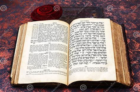 Еврейская библия Открытая старая еврейская книга и красный трикотажный ...