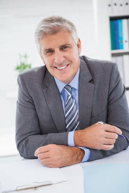 Sonriente Hombre De Negocios En Su Escritorio Foto Premium