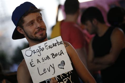 Fotos Manifestantes participam de beijaço gay contra declarações de Levy Fidelix