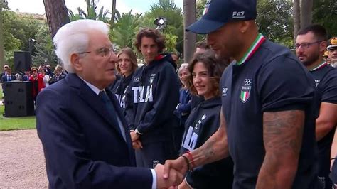 Parigi Mattarella Stringe La Mano Agli Azzurri Alla Cerimonia