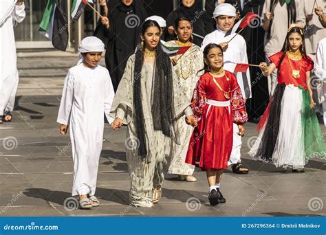 Niños Con Ropa Tradicional Ondean Banderas De Los Emiratos árabes