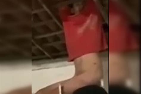 Vídeo suspeito fica pelado ao tentar invadir comércio pelo telhado