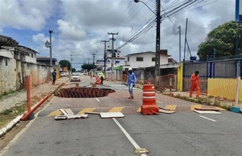 ATENÇÃO MOTORISTA Cratera se abre em asfalto na Av Expedicionários