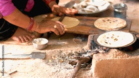 Vidéo Stock Woman Cocking Roti Indian Village Woman Cooking Food With