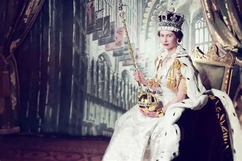 Los Valiosos Objetos Que Isabel Ii Llevó En Su Coronación Y Se