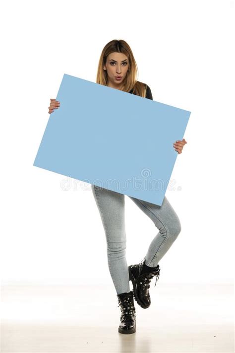 Retrato De Uma Jovem Bonita E Atraente Segurando Um Cartaz Azul Em