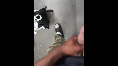 No Armazenamento P Blico Saindo De Uma Porca Pornhub Gay