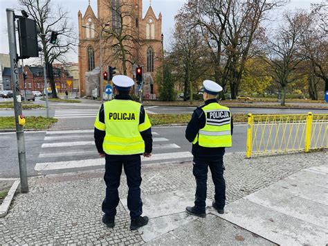 Policjanci dbają o bezpieczeństwo mieszkańców w rejonie przejść dla