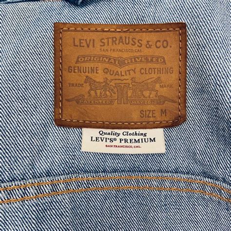 Levi Strauss And Co Womens Size M Denim Jacket Blue With Embroided Backs