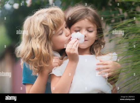 Deux Petits Enfants S Embrassent Et S Embrassent Dans Le Jardin D T