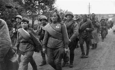 Красноармейцы Ленинградского фронта на марше — военное фото