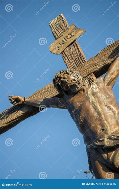 Standbeeld Van Jesus Op Het Kruis Stock Afbeelding Image Of Heilig