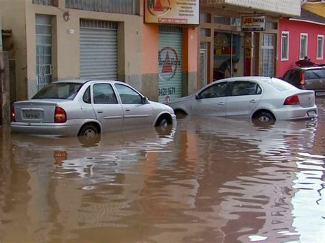 G Chuva Alaga Ruas E Arrasta Carros Em Pouso Alegre Mg Not Cias