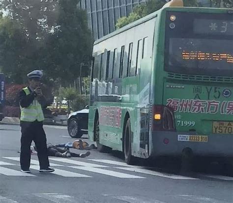 「突發」閩侯南嶼一輛渣土車撞倒自行車致騎手身亡！連連發生的悲劇令人心痛 每日頭條