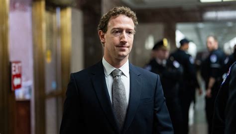 Mark Zuckerberg Con Il Suo Yacht Launchpad A Castellammare Il Sindaco