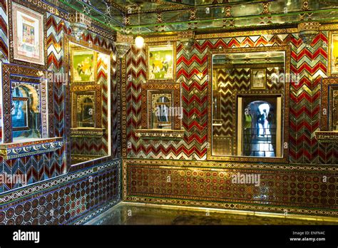 Hall of Mirrors in the City Palace of the Maharaja, Udaipur, Rajasthan, India Stock Photo - Alamy