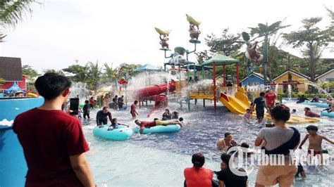 Berita Foto Hari Keempat Lebaran Wisata Air Merci Themepark