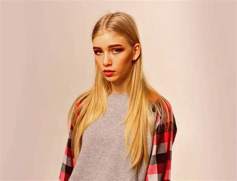 Fille Blonde Ressemble Stock Photos Royalty Free Fille Blonde Ressemble Images Depositphotos