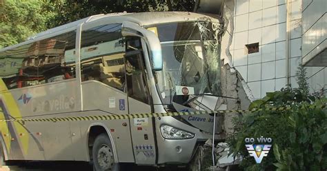 G1 Ônibus perde o freio invade casa e assusta moradores em Cubatão