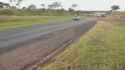 Trecho buracos na Rodovia Euclides da Cunha perto de Mirassol é