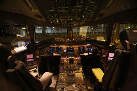 Boeing 777 300er Cockpit