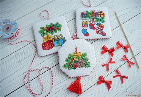 Елочные игрушки с вышивкой