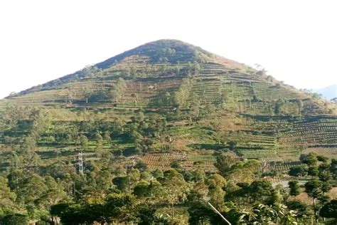 Menelisik Keindahan Gunung Sadahurip Di Kabupaten Garut Disebut Mirip