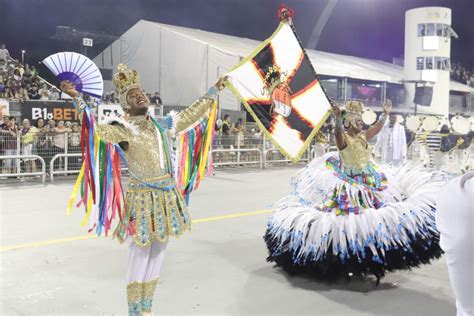 Brinco Da Marquesa Celebra As Festas Brasileiras Em Desfile Leve E De