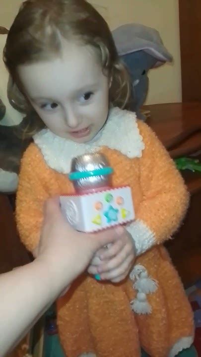 Василинка радіє новому мікрофону, який отримала від святого Миколая ...