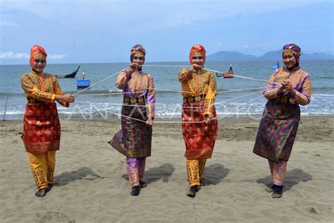 FESTIVAL TAREK PUKAT DI PANTAI WISATA ACEH ANTARA Foto