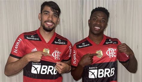 Lucas Paquetá e Vini Jr posam camisas do Flamengo Bateu saudades