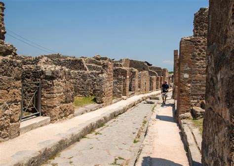 Una Calle Cobbled Antigua En Las Ruinas De Pompeya Italia Ciudad