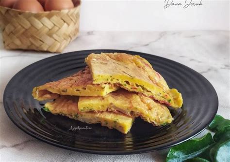 Resep Telur Dadar Daun Jeruk Oleh Azizahprantoro Cookpad