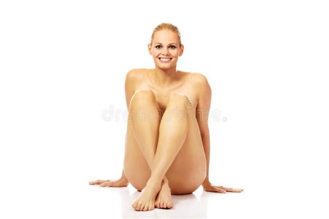 Femme Nue De Sourire S Asseyant Sur Le Plancher Image Stock Image Du