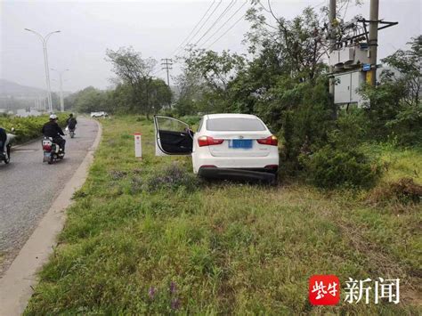 小轿车为避让电动车，连冲两个隔离带后窜进对面绿化带驾驶员路段江宁宁