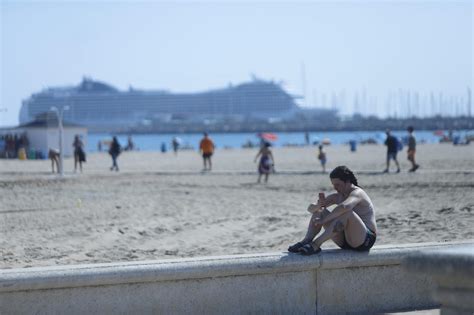 Las Temperaturas Estivales Llenan Las Playas En El Puente De Octubre