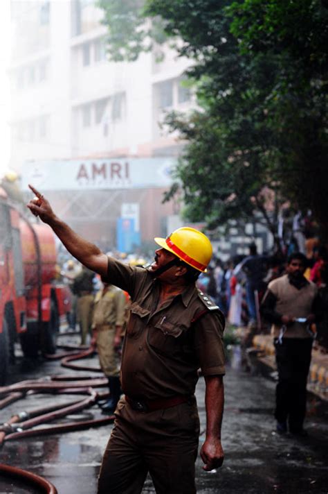 Kolkata: Fire sweeps through nursing home - World - DAWN.COM