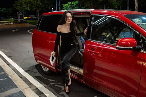 Ngắm người đẹp xe sang ở đám cưới hot girl Midu