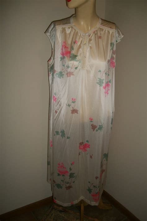 Vintage Vanity Fair Floral Nightgown And Robe Set Gem