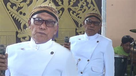 Ki Dalang Kuat Hadi Warsono Saat Pambuko Acara Pahargyan Pengantin Adat