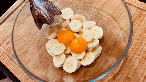 Köstliches und nahrhaftes Frühstück mit 1 Banane und Eiern Einfaches