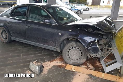 Uciekaj C Przed Policjantami Rozbi Auto O Budynek Stacji Kolejowej