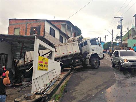 G1 Motorista Perde Controle E Caminhão Invade Casa Na Zona Sul De Manaus Notícias Em Amazonas