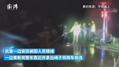 出租车深夜栽进路边水沟，民警消防配合将司机救出凤凰网视频凤凰网