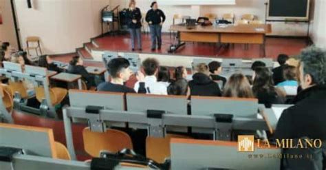 Rimini Le Poliziotte E I Poliziotti Nelle Scuole Superiori Con Il