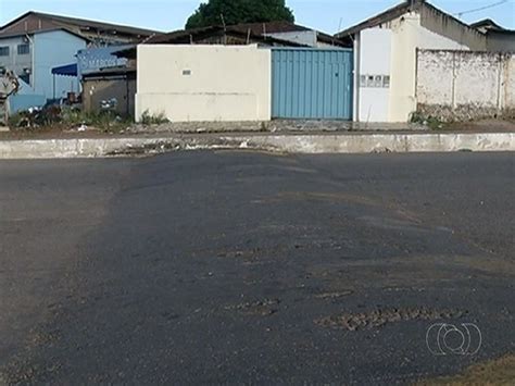 G1 Motociclista fica em estado grave após acidente em lombada mal