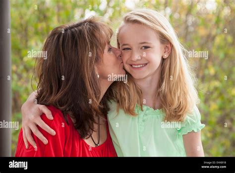 Femme Embrasse Sa Fille Banque De Photographies Et Dimages Haute