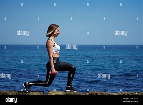 Photo Horizontale D Une Femme Qui Fait Des Exercices Sportifs Sur La