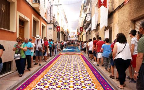 La fiesta de las Alfombras de Serrín de Elche de la Sierra un